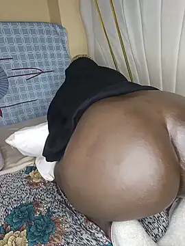 SquirtQueen16 live cam room