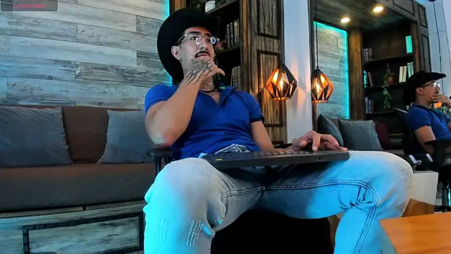 Donovan_Desmond webcam