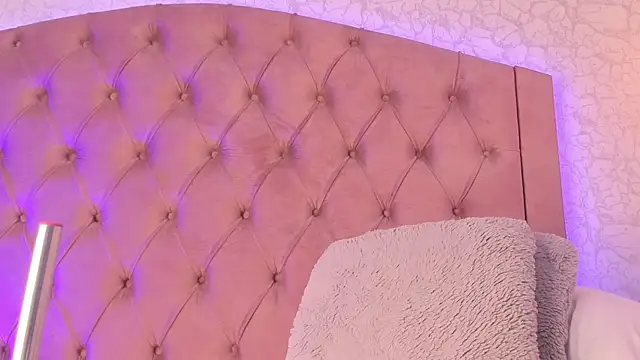 Watch saraa_joness_ live on EroticFlix - High definition streams