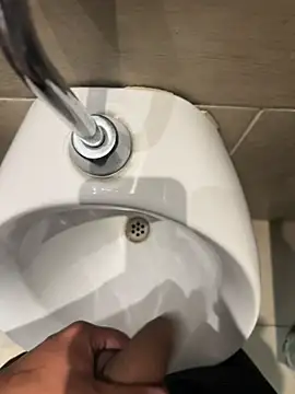 liam_bronw (G young) - Show dick in urinal morbi