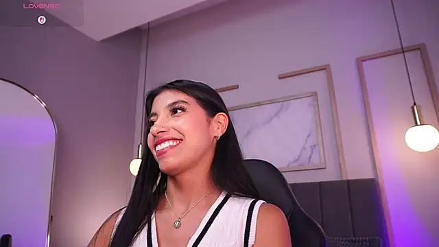 Tiffany_Low live cam on StripChat