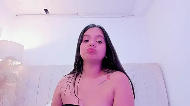 thamiina__ live cam on StripChat
