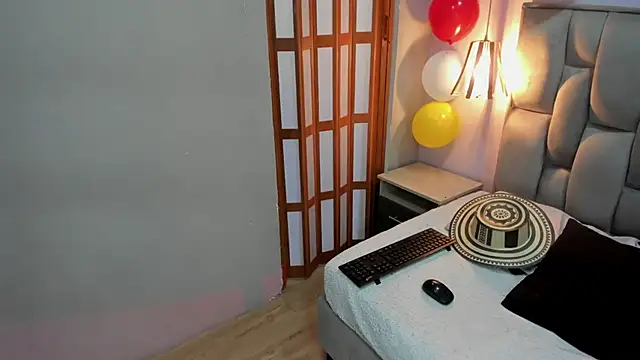 Estrella-Mia live cam on StripChat