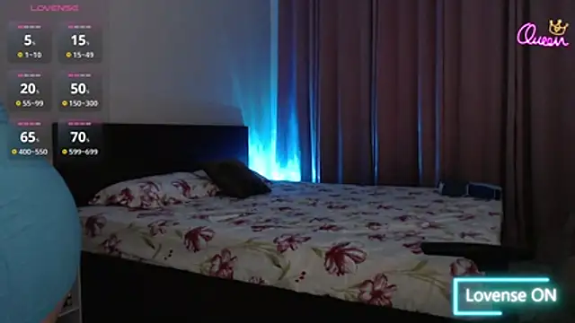 screen_queen_xoxo (F young) - remove panty and play with my pussy