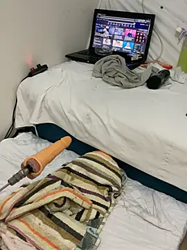 Ozge-SluttyScream69 webcam