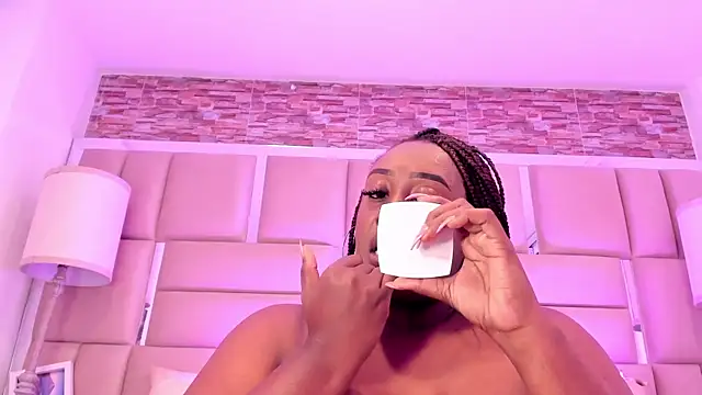 ShaniaBrownn webcam