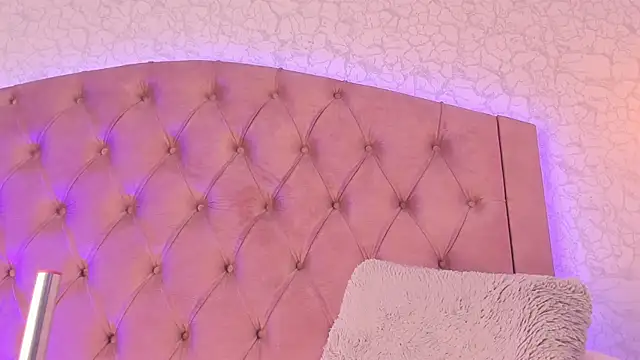 Watch saraa_joness_ live on EroticFlix - High definition streams