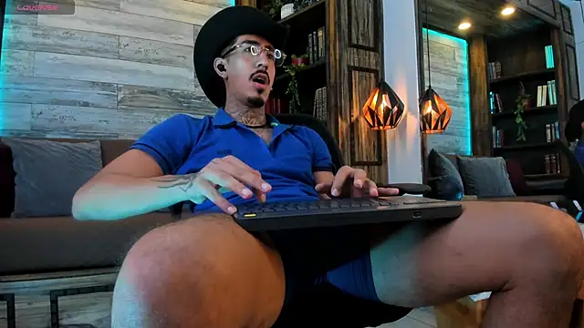 Donovan_Desmond live cam on StripChat