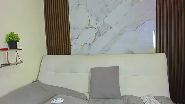 Zoe_Queens webcam