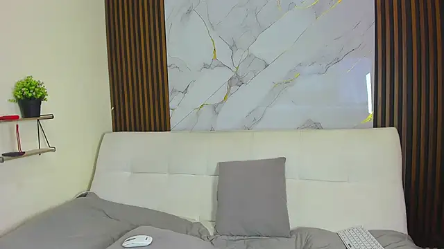 Zoe_Queens webcam