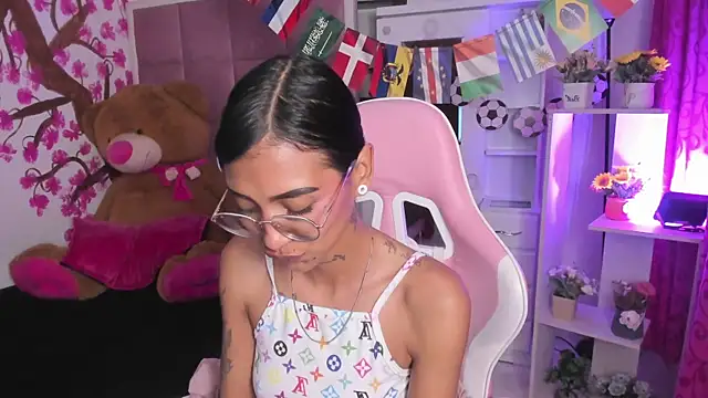 karlaslutskinny__ (F young) - SQUIRT NAKED