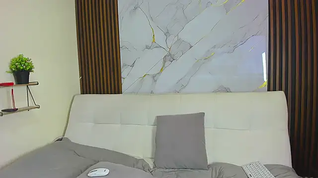 Zoe_Queens webcam