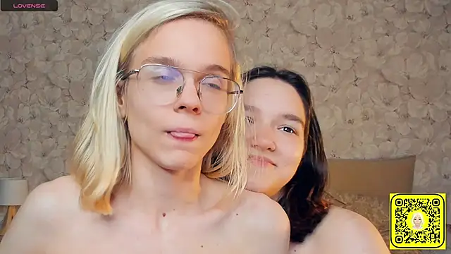 karinstfleur (G teen) - Put hand inside isabele's panties + rub