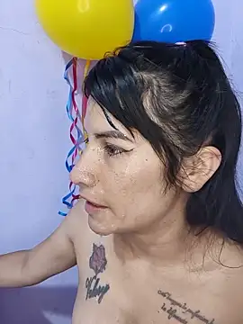 laurahotdirty live cam on StripChat