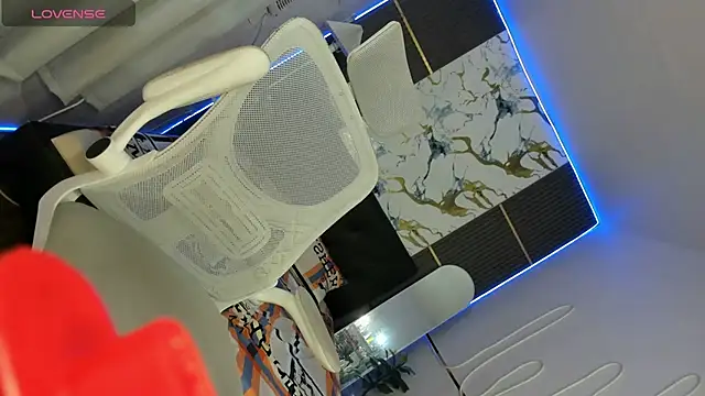 Alexa_therealhorsecock live cam on StripChat
