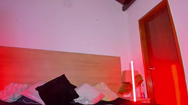 LaraRous webcam