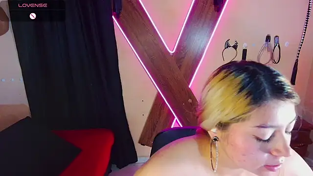 Lizzysubextrx live cam on StripChat