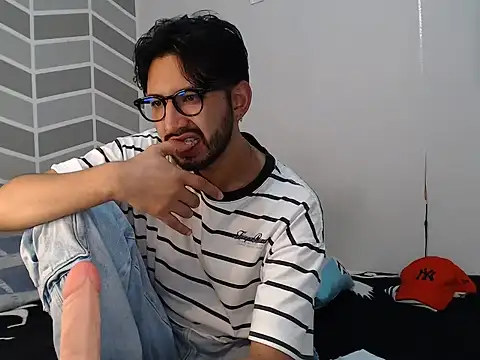 thomass1018 - Thomass1018's free webcam - UK Sex Cams
