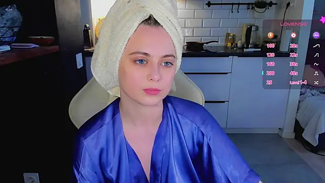 blonde_kellyy webcam