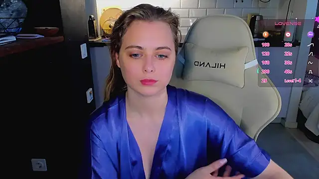 blonde_kellyy webcam