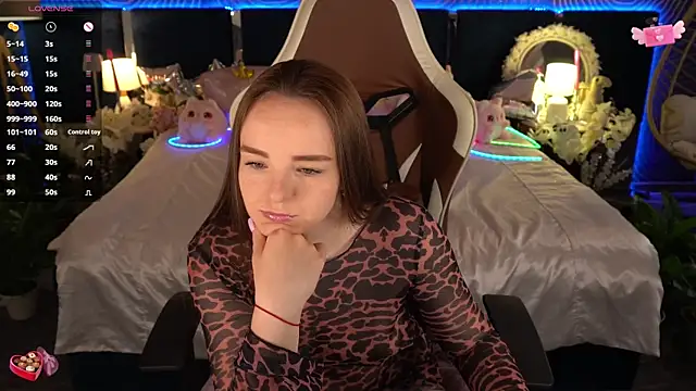 Watch FoxyShy live on EroticFlix - High definition streams