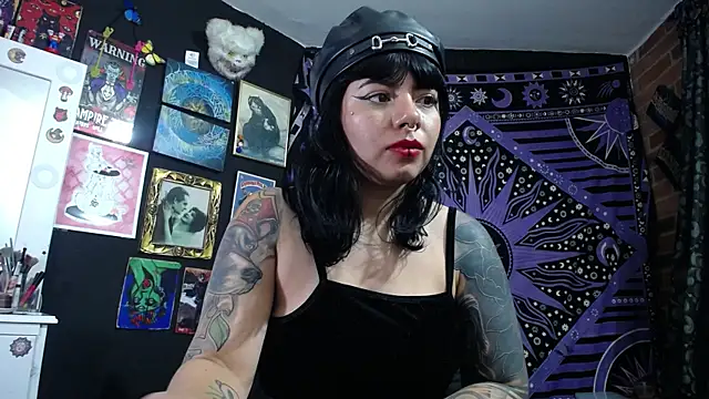 Yourmadame_P webcam