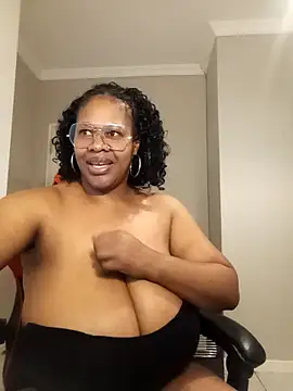bustylisa1983 webcam
