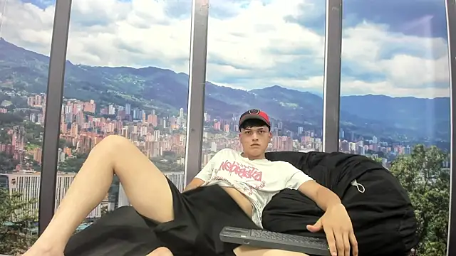 LiamRamirezz live cam on StripChat