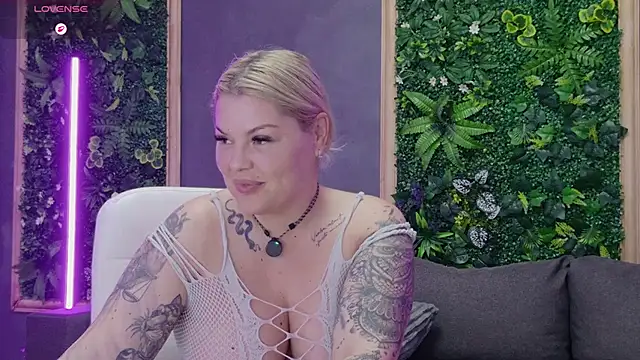 Watch Issa_Jo live on EroticFlix - High definition streams