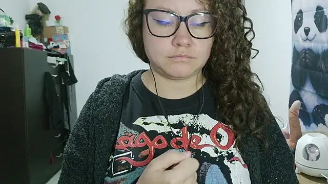 curly_greeneyed webcam