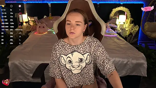 Watch FoxyShy live on EroticFlix - High definition streams