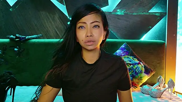 Watch ElyaQuinn live on EroticFlix - High definition streams
