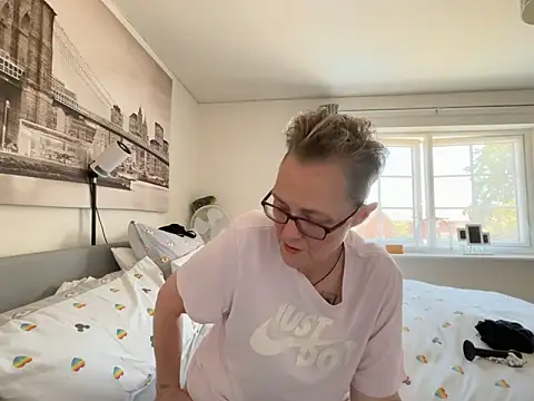 Curvy-Jinx webcam