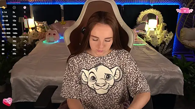 Watch FoxyShy live on EroticFlix - High definition streams