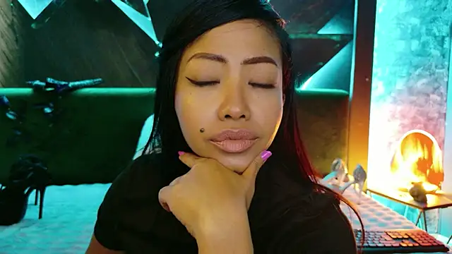 Watch ElyaQuinn live on EroticFlix - High definition streams