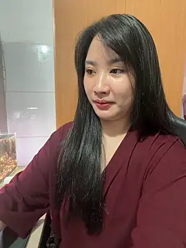 Watch QuynhAnh99 live on EroticFlix - High definition streams