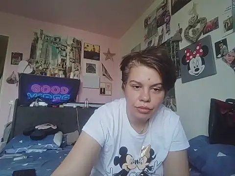 Carolineisback webcam