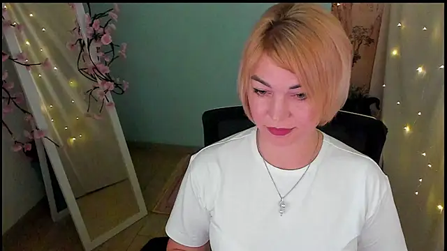 CuttieEmma webcam