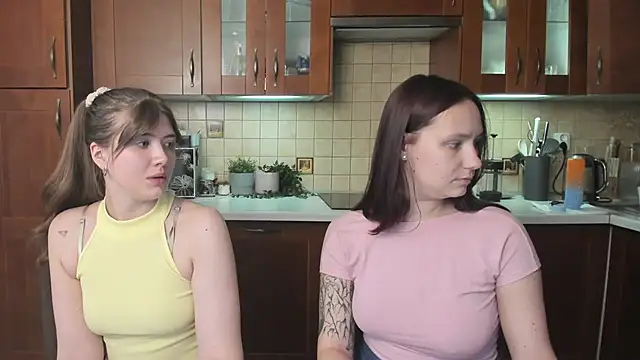 HotCaramellsTV webcam
