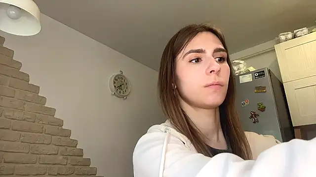 zaraguyette (F teen) - touch collarbones