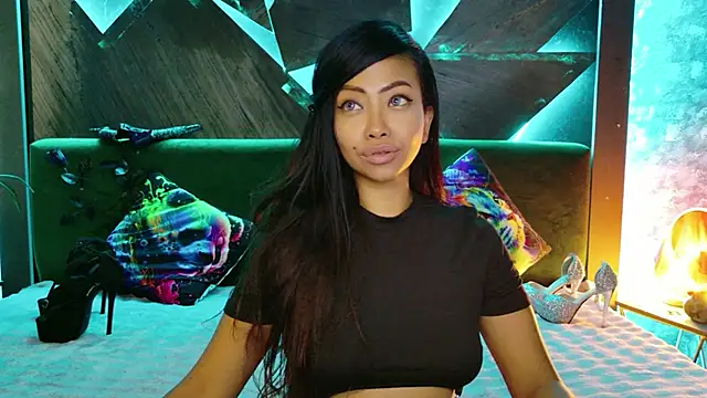 Watch ElyaQuinn live on EroticFlix - High definition streams