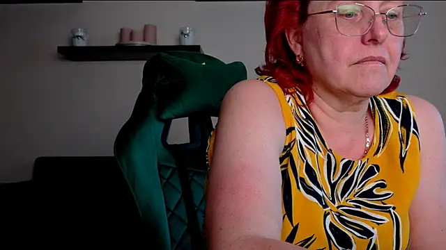 joannaandneighbour (F mature) - Pussy open
