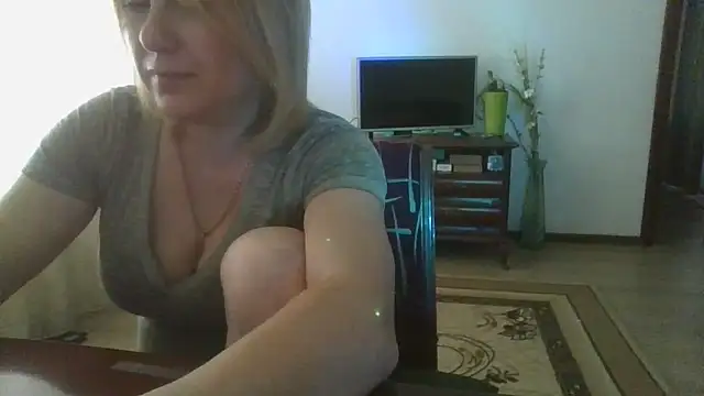ElenaLove888 webcam
