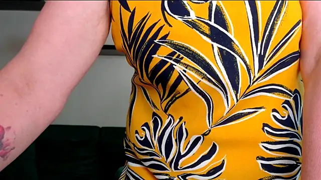 joannaandneighbour (F mature) - Pussy open