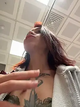 rosiesecret (F young) - wet dry grass w juicy squirt in park