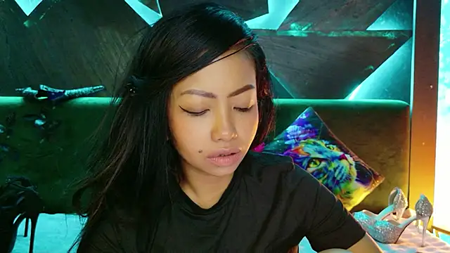 Watch ElyaQuinn live on EroticFlix - High definition streams