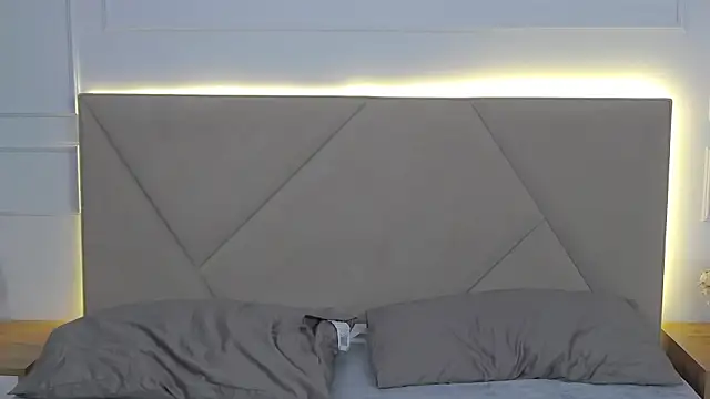 ArianaMilss webcam