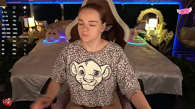 Watch FoxyShy live on EroticFlix - High definition streams