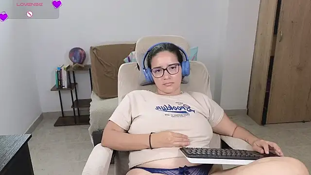 blue__moon_ live cam on StripChat