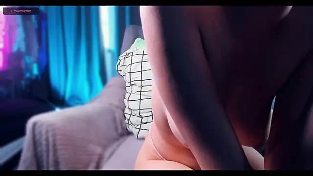 melissatetris (F young) - Make boobs wet and bounce with hands up